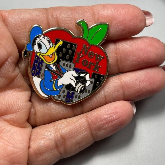Disney Donald Duck New York Trading Pin Apple Camera Badge Lapel Pin Brooch - Picture 6 of 8